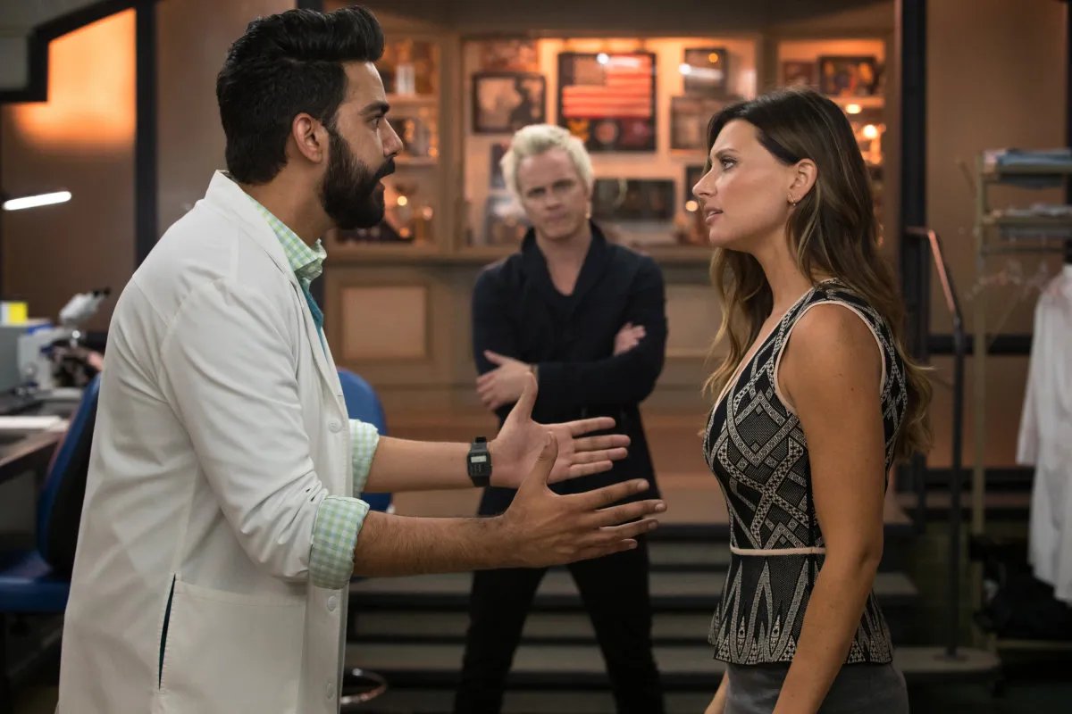 Rahul Kohli und Aly Michalka in „iZombie“