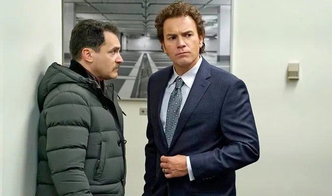 Sy Feltz (Michael Stuhlbarg, l.) und Emmet Stussy (Ewan McGregor) beraten die nächsten Schritte.