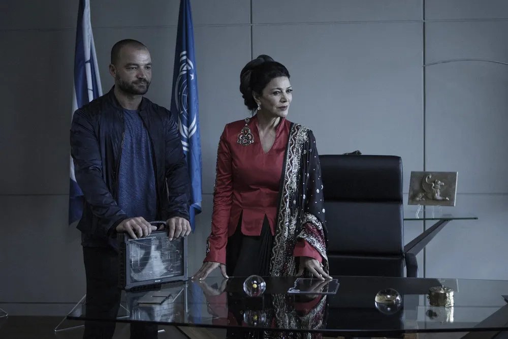 Shohreh Aghdashloo und Nick E. Tarabay in „The Expanse“