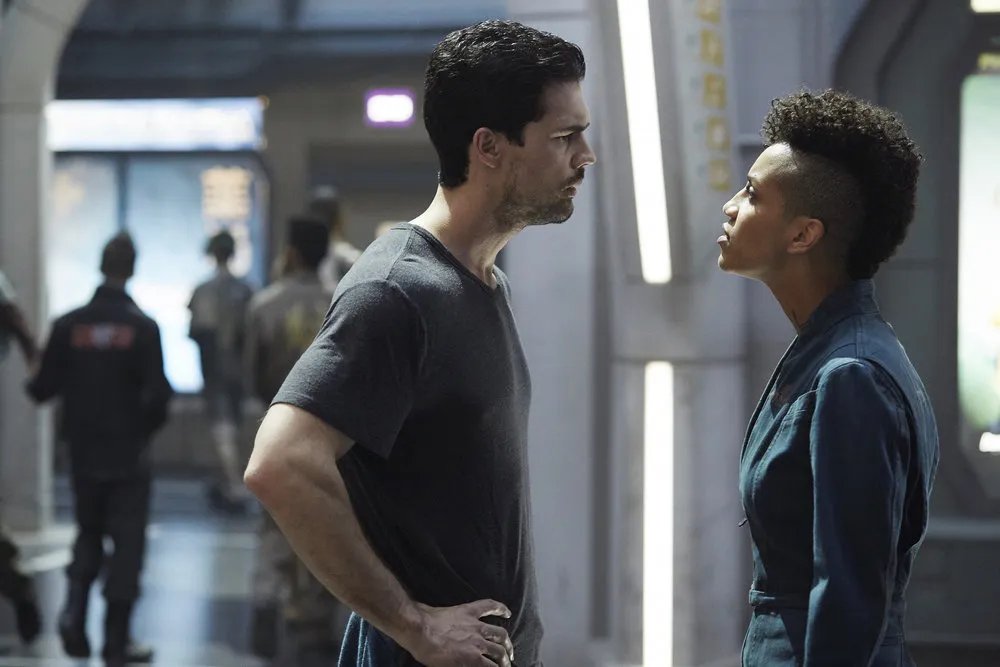 Dominique Tipper und Steven Strait in „The Expanse“