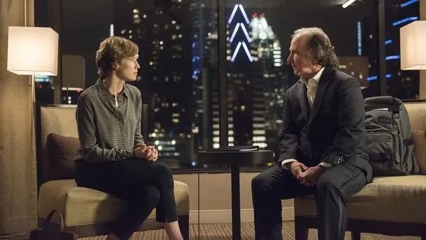 Nora (Carrie Coon) erlebt eine bizarre Begegnung mit Mark Linn-Baker.