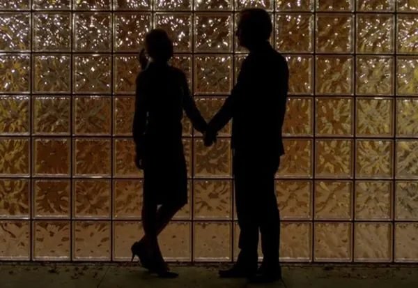 Kim (Rhea Seehorn) und Jimmy (Bob Odenkirk) bilden ein M - was bedeutet das?