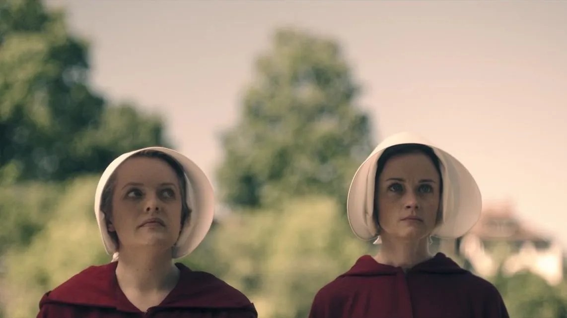 Offred (Elisabeth Moss, l.) und Ofglen (Alexis Bledel) bilden eine misstrauische Schicksalsgemeinschaft.