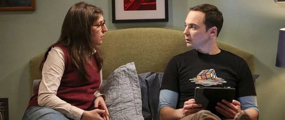 Amy (Mayim Bialik) sucht das Gespräch mit Sheldon (Jim Parsons).