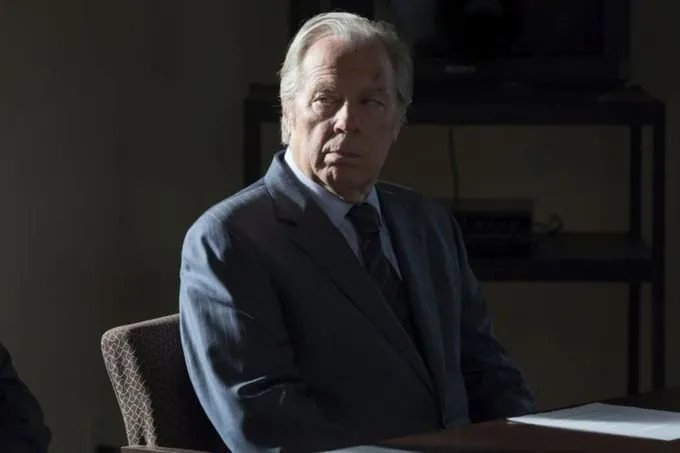 Chuck (Michael McKean) zeigt keine Gnade gegenüber seinem Bruder.