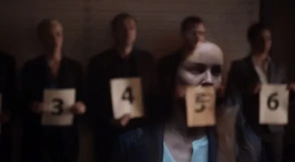 Sara (Sarah Wayne Callies) soll die Angreifer identifizieren.