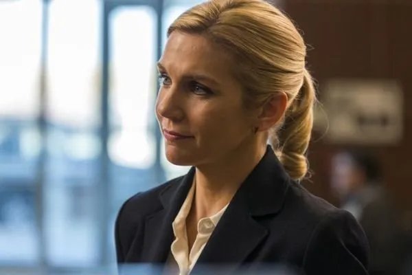 Kim (Rhea Seehorn) hat keine Vorbehalte mehr, bei Jimmys Spielchen mitzumachen.
