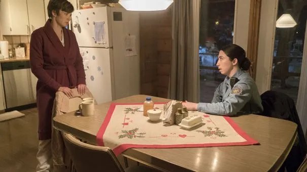 Mit Winnie (Olivia Sandoval, r.) bekommt Gloria (Carrie Coon) wortgewaltige Unterstützung.