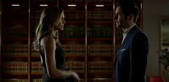 Charlotte (Tricia Helfer) und Lucifer (Tom Ellis) führen ein Mutter-Sohn-Gespräch.