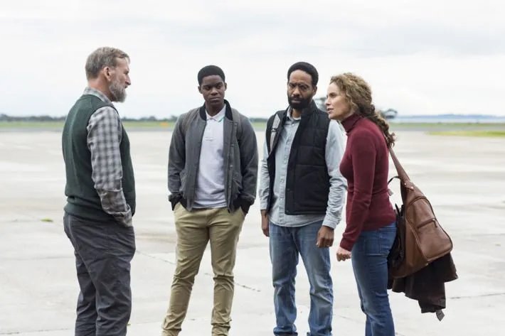 Nach wenigen Augenblicken ist der Streit zwischen Laurie (Amy Brenneman, r.) und Matt (Christopher Eccleston, l.) voll entbrannt.