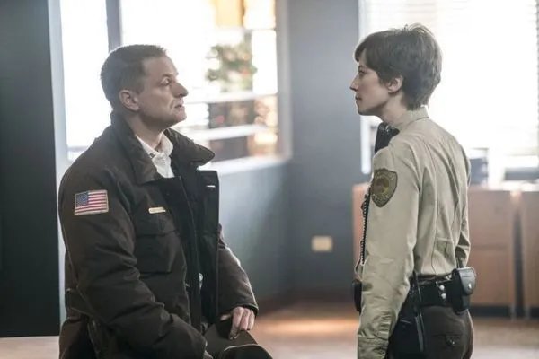Gloria (Carrie Coon) rennt immer wieder gegen dieselbe Wand namens Moe Dammik (Shea Whigham).