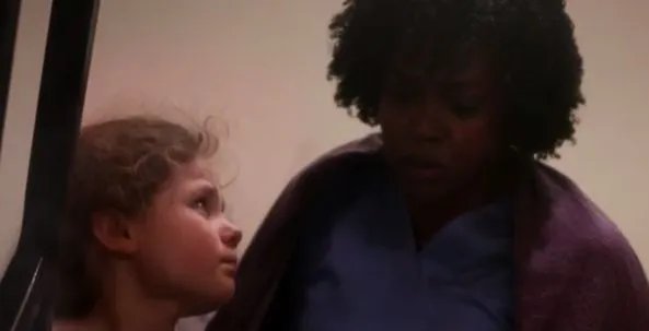 Stephanie (Jerrika Hinton) und Erin (Darby Camp) versuchen sich in Sicherheit zu bringen.