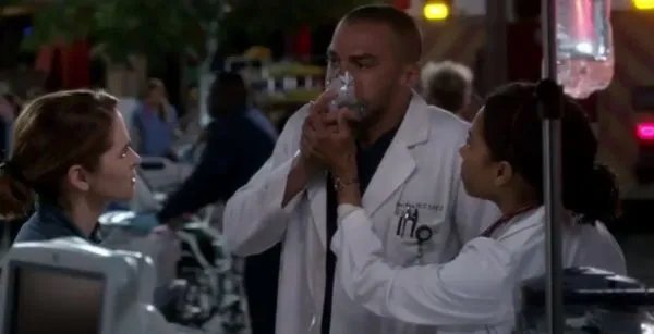 April (Sarah Drew) und Maggie (Kelly McCreary) haben sich Sorgen um Jackson (Jesse Williams) gemacht.