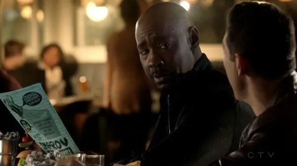 Amenadiel (D. B. Woodside) und Dan (Kevin Alejandro) unterhalten sich.