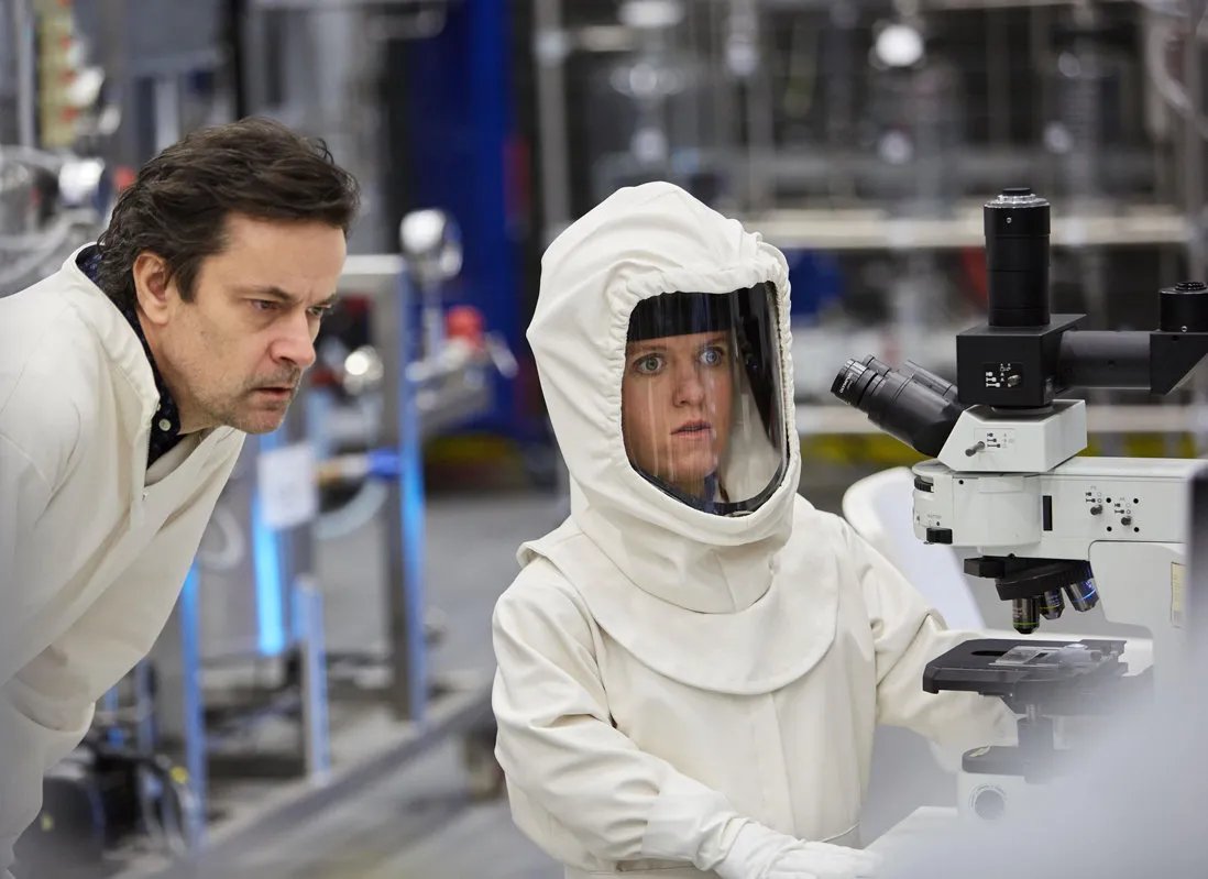 Erica und Douglas im Labor in „Doctor Who“