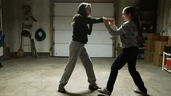 Noch hat Elizabeth (Keri Russell, l.) ihre Tochter Paige (Holly Taylor) unter Kontrolle.