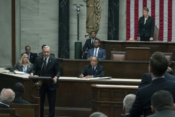 Obwohl er nicht sprechen darf, verschafft sich Frank (Kevin Spacey) im Kongress Gehör.