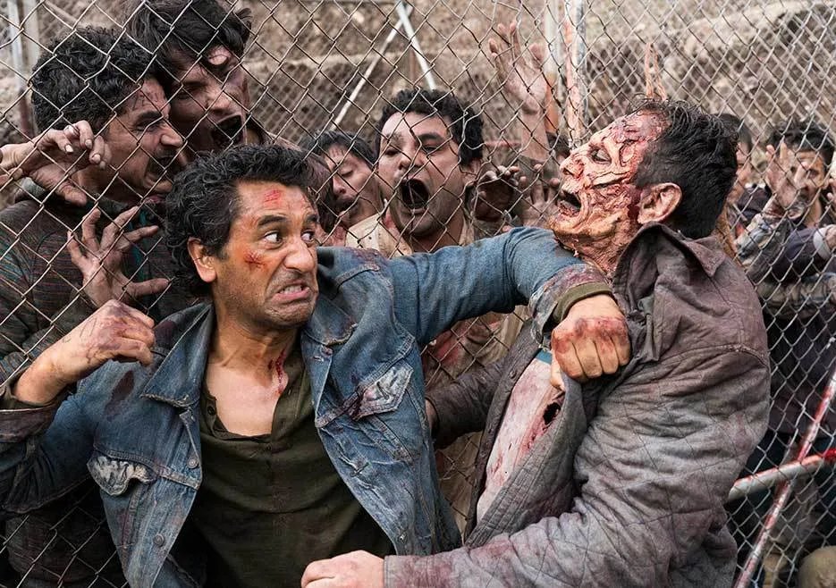 Travis kĂ€mpft um sein Leben auf einem Szenenfoto aus der âFear the Walking Deadâ-Episode âEye of the Beholderâ