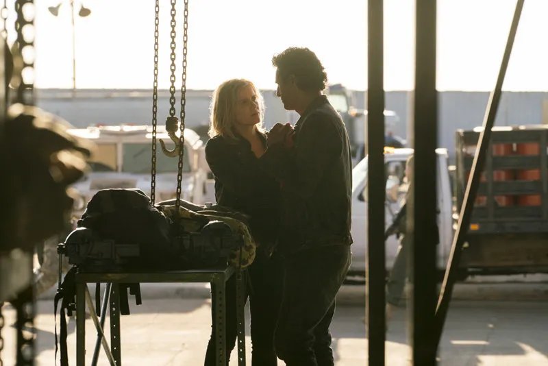 Madison und Travis auf einem Szenenfoto aus der âFear the Walking Deadâ-Episode âEye of the Beholderâ