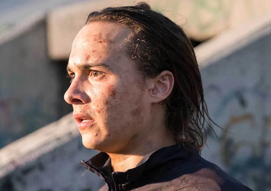 Nick kann die Lage nicht fassen - auf einem Szenenfoto aus der „Fear the Walking Dead“-Episode „The New Frontier“