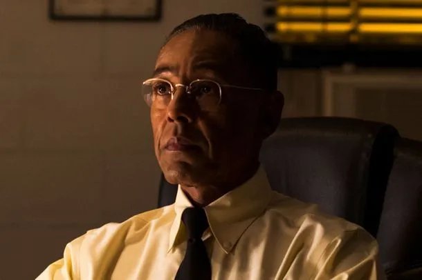 Gus (Giancarlo Esposito) in Erwartung eines Geschäftsvorschlags