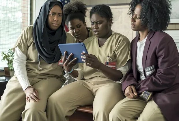 Taystee (Danielle Brooks, mit iPad) und Konsortinnen haben eine Videobotschaft aufgenommen.