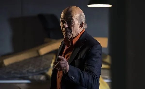 Hector (Mark Margolis) erfährt zunächst gute, dann sehr schlechte Nachrichten.
