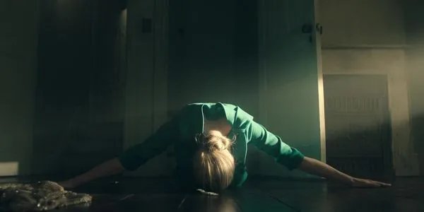 Serena Joy (Yvonne Strahovski) betet für fremden Nachwuchs.
