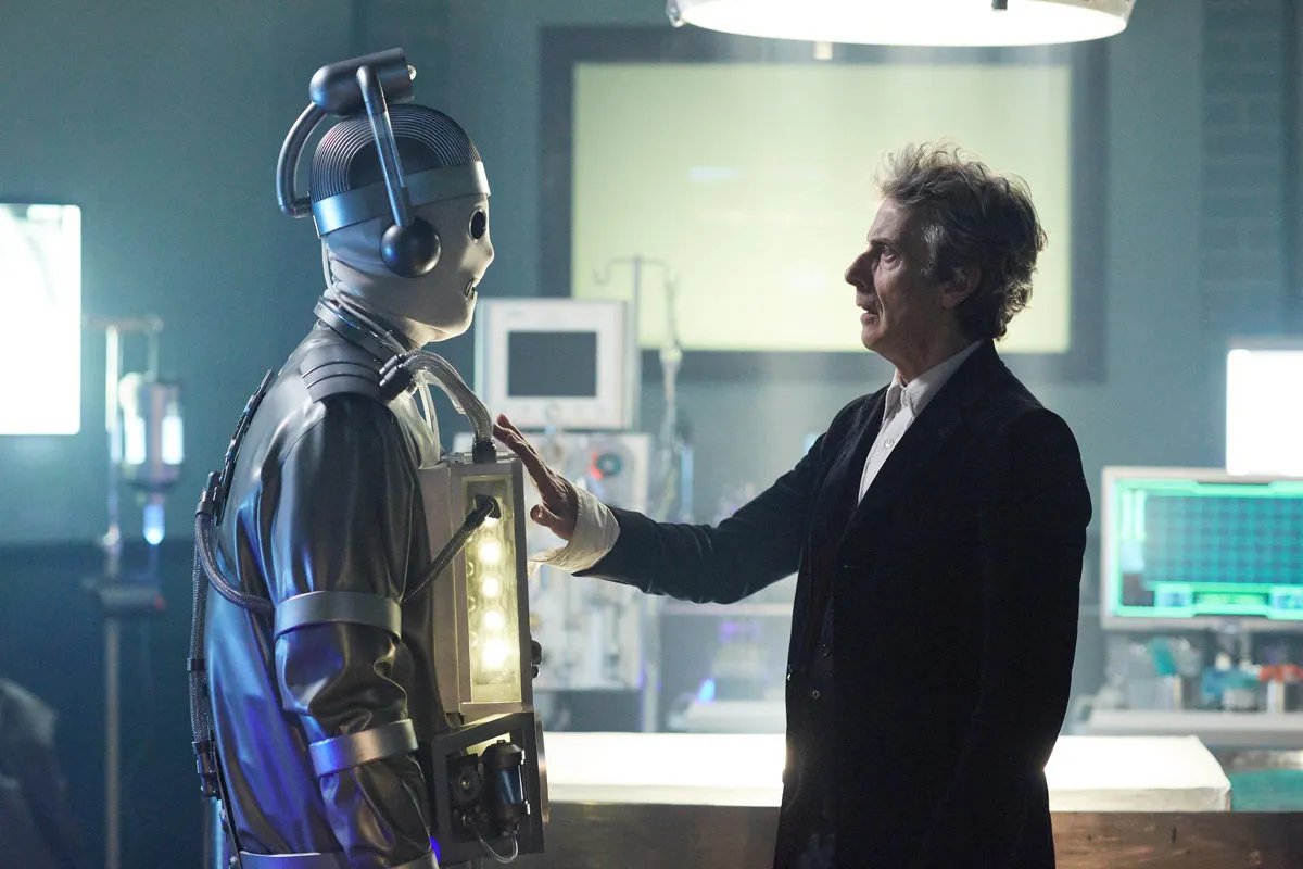 Der Doctor und ein Cyberman in „Doctor Who“