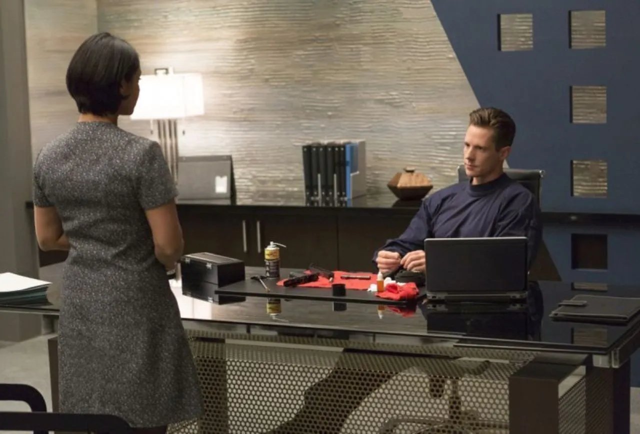 Anjali Jay und Jason Dohring in „iZombie“