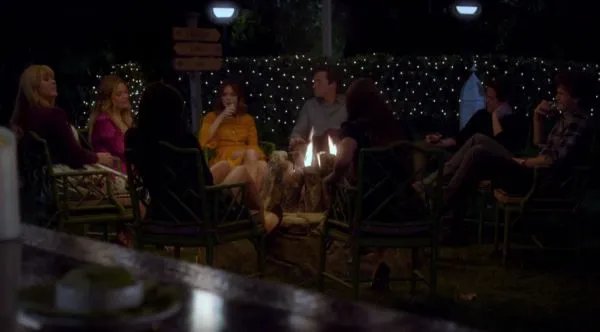 Am Abend vor Aria (Lucy Hale) und Ezras (Ian Harding) Hochzeit gönnen sich die Freunde eine Auszeit vom Alltagsleben.