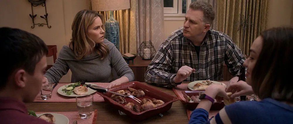 Elsa (Jennifer Jason Leigh) und Doug (Michael Rapaport) diskutieren über ihren Sohn.