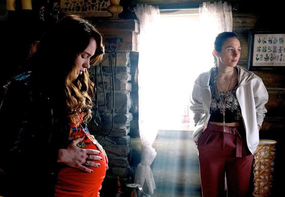 Melanie Scrofano und Dominique Provost-Chalkley in „Wynonna Earp“