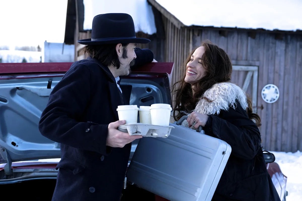 Melanie Scrofano und Tim Rozon in „Wynonna Earp“