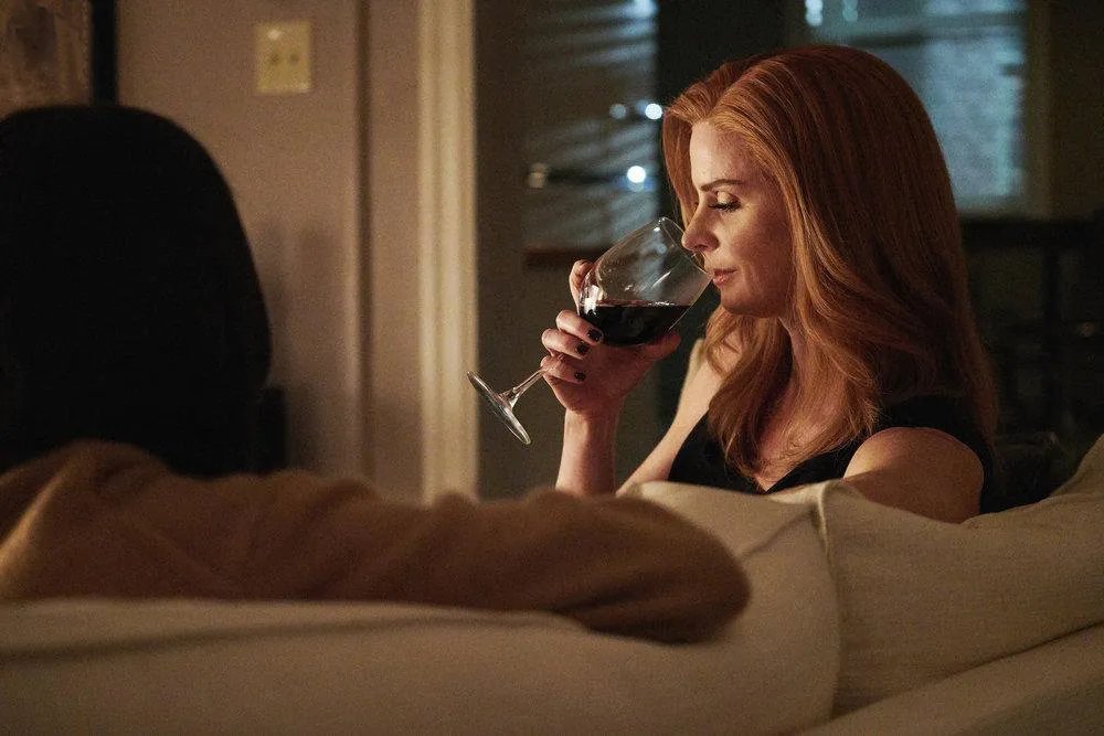 Sarah Rafferty als Donna Paulsen in „Suits“