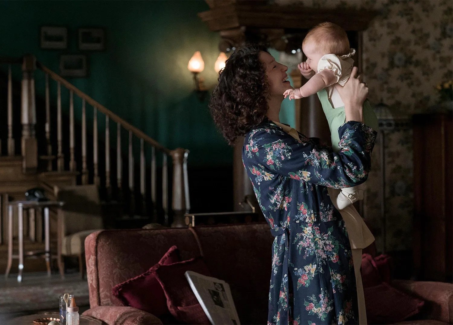 Claire und ihr Baby in „Outlander“