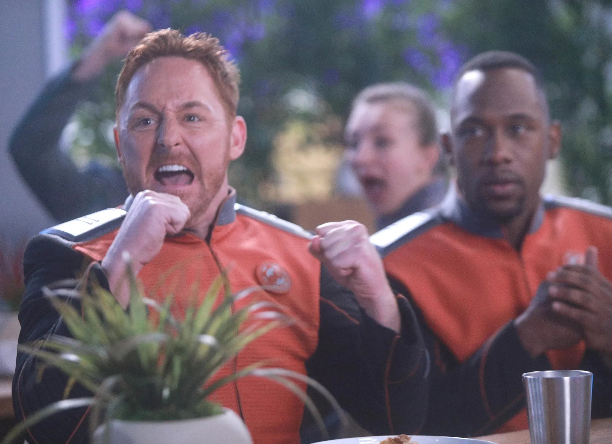 Scott Grimes und J. Lee in „The Orville“