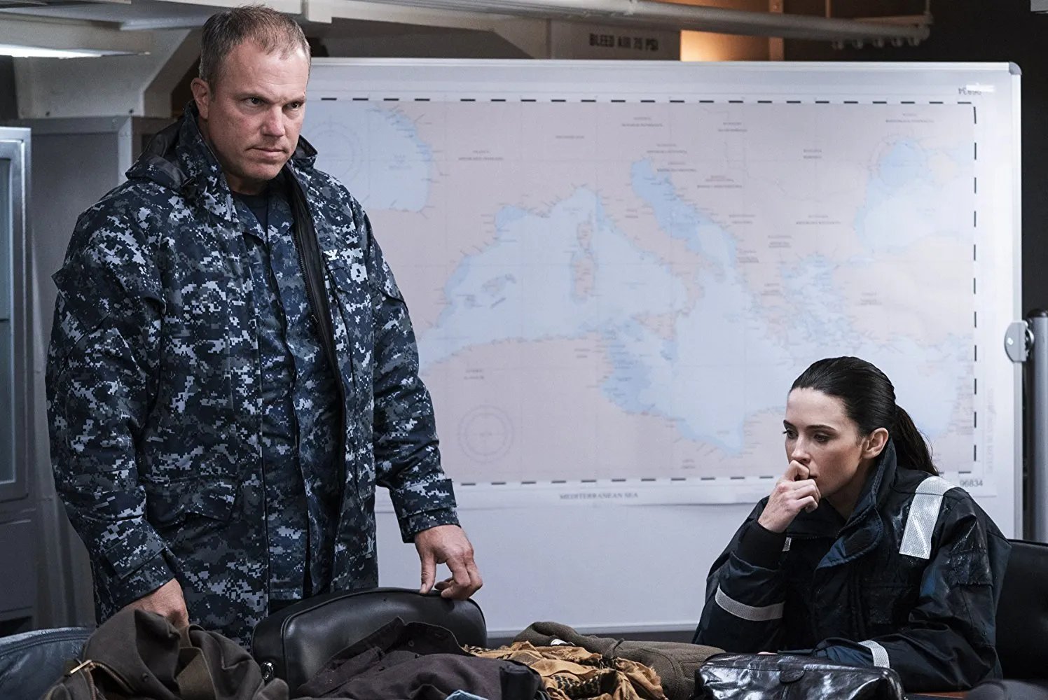 Adam Baldwin und Bridget Regan in „The Last Ship“