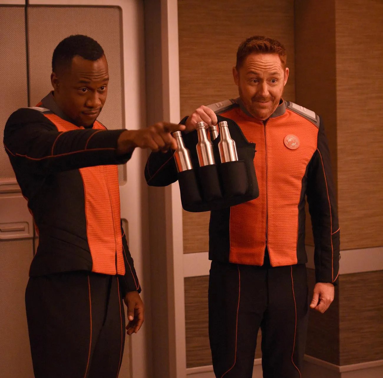 J Lee und Scott Grimes in „The Orville“