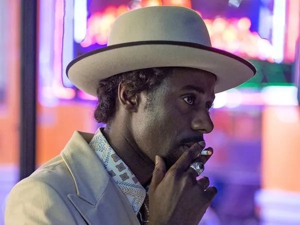 Zuhälter CC (Gary Carr) ist unzufrieden.