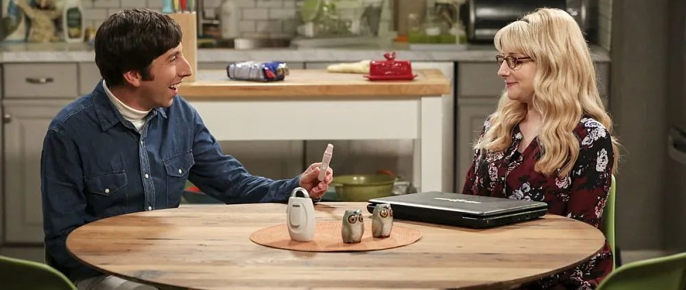 Howard (Simon Helberg, l.) und Bernadette (Melissa Rauch, r.) werden erneut Eltern.