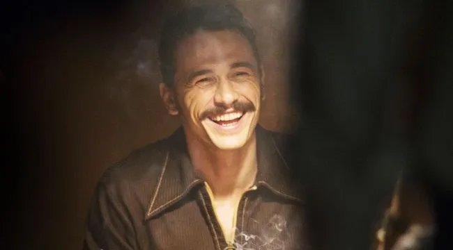 Für Frankie (James Franco) läuft es zur Abwechslung mal ganz gut.