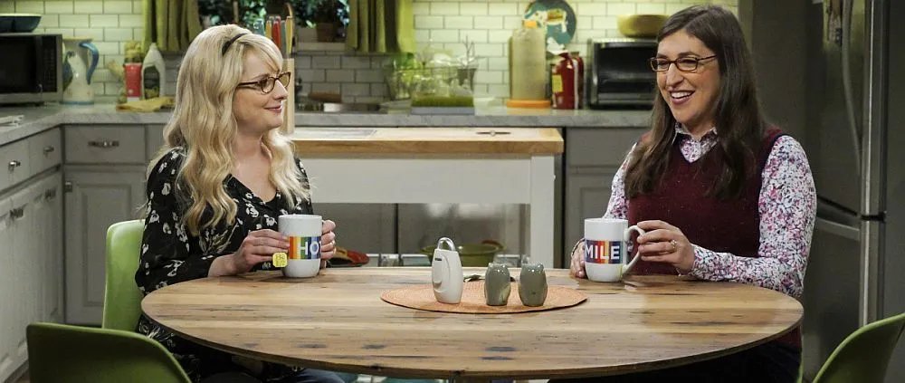Bernadette (Melissa Rauch, l.) und Amy (Mayim Bialik, r.) streiten über ihre Professionen.