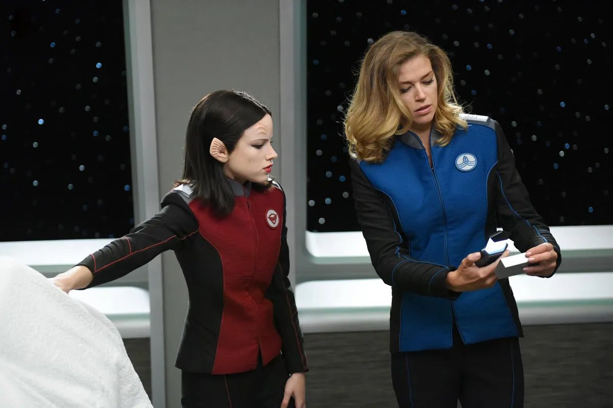Halston Sage und Adrianne Palicki in „The Orville“