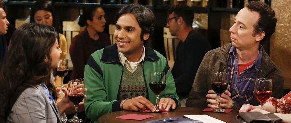 Raj (Kunal Nayyar, m.) und Stuart (Kevin Sussman, r.) kämpfen um Ruchi (Swati Kapila, l.).