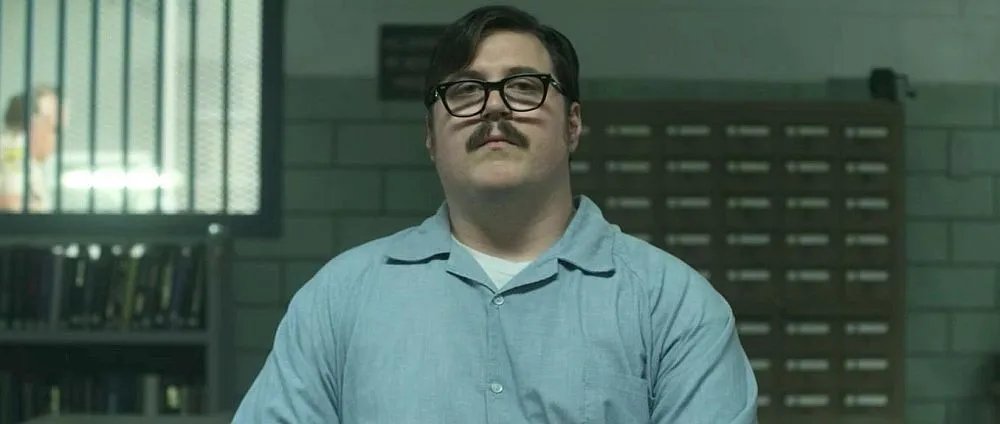 ...nun endlich auf die Jagd nach Serienkillern wie Ed Kemper (Cameron Britton) gehen.