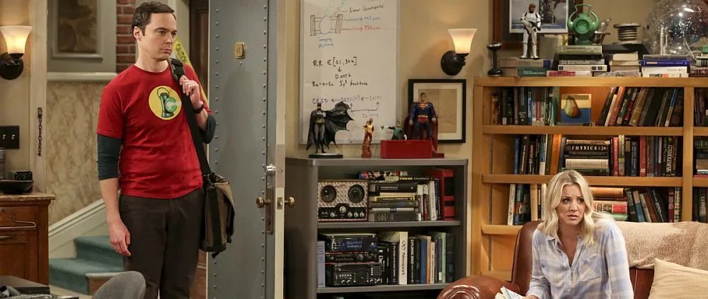 Sheldon (Jim Parsons) wird von Penny (Kaley Cuoco) ausgerechnet durch ein Buch ausgetrickst.