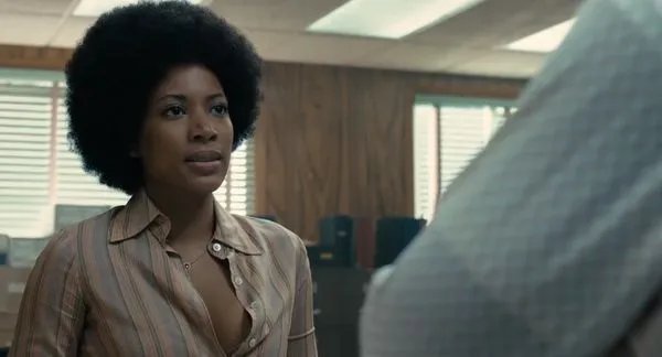 Sandra (Natalie Paul) will gerne Korruption aufdecken, darf aber nicht.