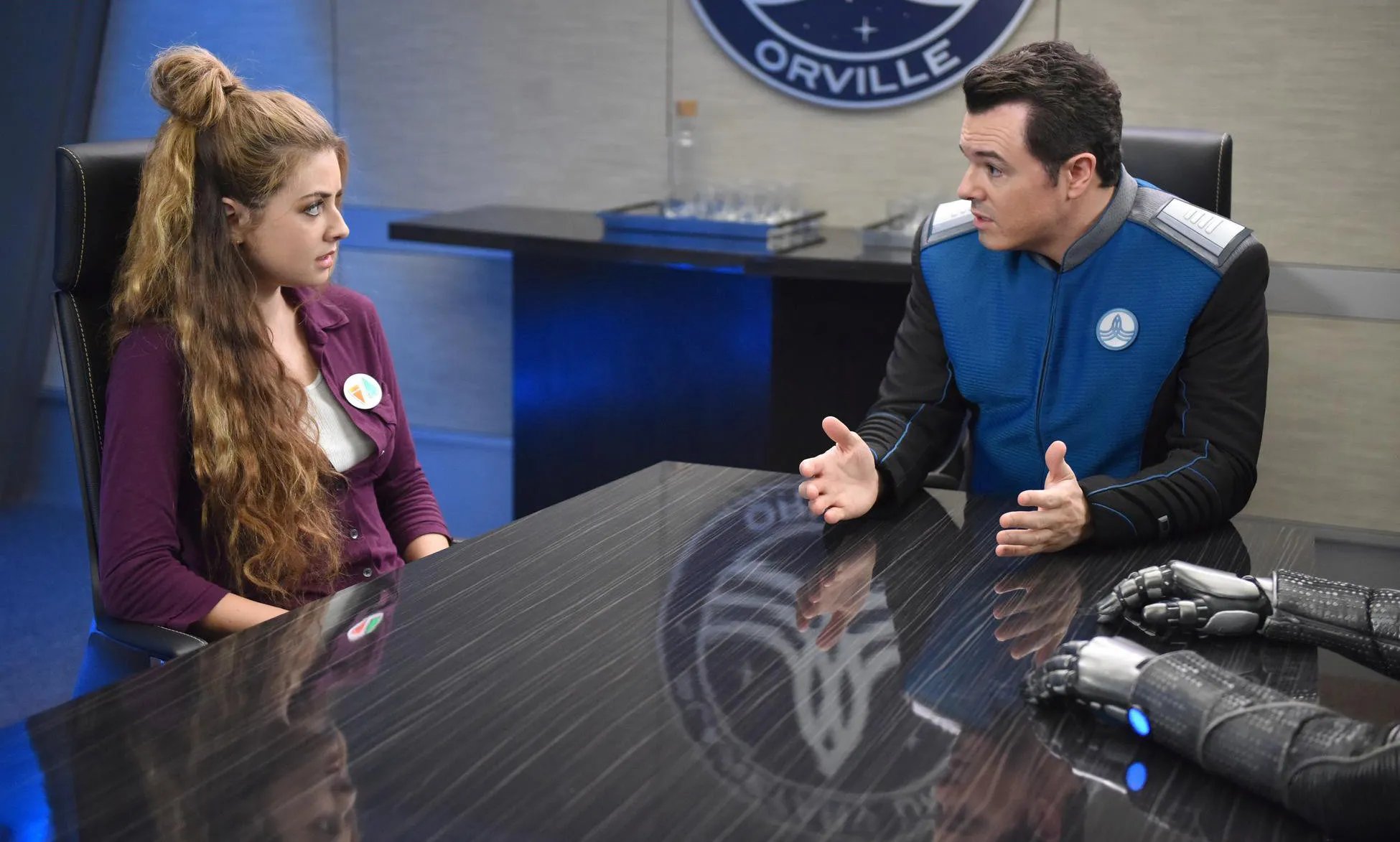 Giorgia Whigham und Seth MacFarlane in „The Orville“ /