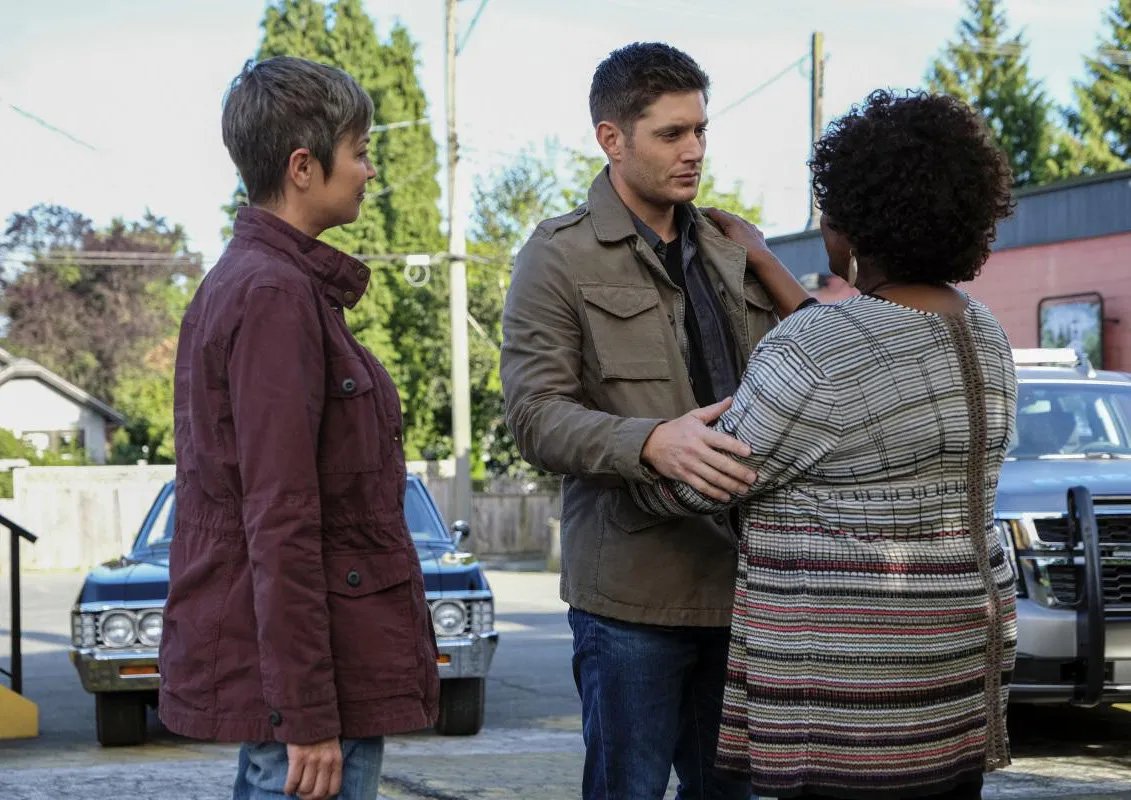 Jensen Ackles, Loretta Devine und Kim Rhodes in „Supernatural“ /